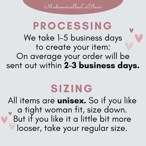 Może przedstawiać: Grafika tekstowa ze słowami "Processing" i "Sizing" w czarnym kolorze na jasnor&oacute;żowym tle. Tekst wyjaśnia, że ​​zam&oacute;wienia są przetwarzane w ciągu 1-5 dni roboczych i wysyłane w ciągu 2-3 dni roboczych. Tekst wyjaśnia r&oacute;wnież, że wszystkie artykuły są unisex i że rozmiarowanie oparte jest na dopasowaniu do ciała kobiety.