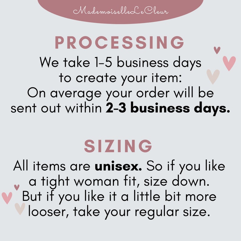 Może przedstawiać: Grafika tekstowa ze słowami "Processing" i "Sizing" w czarnym kolorze na jasnor&oacute;żowym tle. Tekst wyjaśnia, że ​​zam&oacute;wienia są przetwarzane w ciągu 1-5 dni roboczych i wysyłane w ciągu 2-3 dni roboczych. Tekst wyjaśnia r&oacute;wnież, że wszystkie artykuły są unisex i że rozmiarowanie oparte jest na dopasowaniu do ciała kobiety.