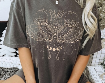 Luna Moth Shirt, Cottagecore, Gothic, Witchy Kleding, Crescent Moon Shirt, Dark Academia, Mushroom Dark Magic Witchy Shirt | Comfort kleuren