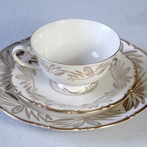 Sammeltasse VEB Lettin DDR Porzellan 3tlg. creme Farbe,  mit  Gold Muster, Goldrelief  50er- & 60er-Jahre