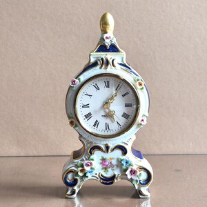 Dresdner Design Sandizell Porzellan Uhr Tisch Uhr -Mercedes Quarz Uhrwerk H. 19 cm