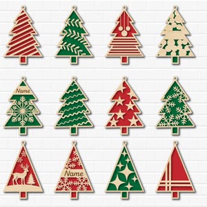 K&ouml;nnte beinhalten: Zw&ouml;lf verschiedene Christbaumschmuck mit verschiedenen Designs. Der Schmuck ist aus Holz und in den Farben Rot, Gr&uuml;n und Wei&szlig; gehalten. Einige Schmuckst&uuml;cke haben Schneeflocken, Sterne und Streifen. Andere haben einen Namen, ein Reh und einen Baum.