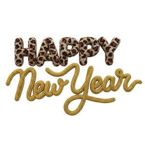 Może przedstawiać: Świąteczne życzenia noworoczne. Słowo "HAPPY" jest wykonane we wzór w cętki, a "New Year" jest napisane złotymi literami. Całość na białym tle.