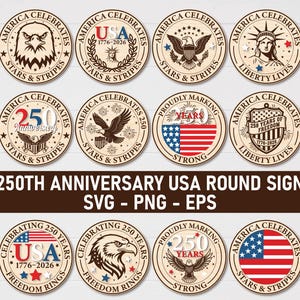 Op de afbeelding: Een verzameling ronde houten borden met patriottische ontwerpen. Elk bord toont de woorden "America Celebrates" en "Stars & Stripes", samen met afbeeldingen van adelaars, het Vrijheidsbeeld en de Amerikaanse vlag. De tekst "250th Anniversary USA Round Sign" is ook aanwezig.