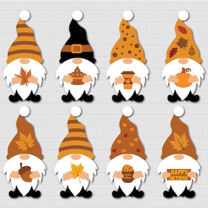 Può includere: Otto gnomi con diversi temi autunnali. Gli gnomi indossano cappelli marroni, arancioni e bianchi con varie decorazioni. Alcuni gnomi tengono tazze di caffè, zucche e foglie autunnali. Un gnomo tiene un cartello che dice "Happy Autumn".