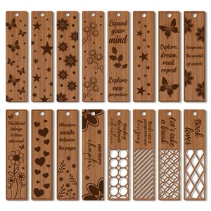 K&ouml;nnte beinhalten: Set mit 16 lasergeschnittenen Holz-Lesezeichen mit verschiedenen Designs, darunter Schmetterlinge, Sterne, Blumen und Text. Die Lesezeichen sind alle braun und haben eine Holzmaserung.