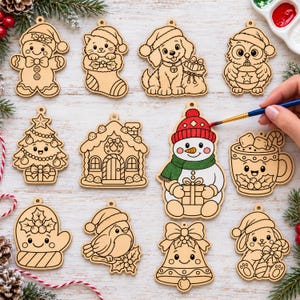 Puede incluir: Un conjunto de doce adornos navideños de madera con contornos grabados de un hombre de jengibre, un gato en un calcetín, un cachorro, un búho, un árbol, una casa, un muñeco de nieve, una taza, un guante, un pájaro, una campana y un conejo, con un muñeco de nieve pintado de rojo y verde.