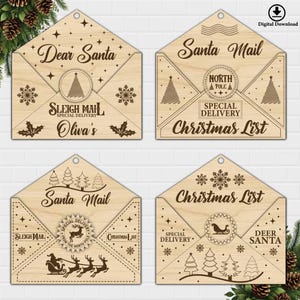 K&ouml;nnte beinhalten: Vier h&ouml;lzerne Weihnachtsornamente in Form von Briefumschl&auml;gen mit einer Klappe, die sich &ouml;ffnen l&auml;sst. Jedes Ornament hat ein anderes Design mit einem Weihnachtsmotiv. Die Ornamente zeigen die Aufschriften "Lieber Weihnachtsmann", "Weihnachtspost", "Schlittenpost" und "Weihnachtsliste".