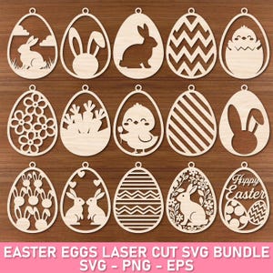 Op de afbeelding: Een verzameling lasergesneden houten paasei-ornamenten. Ontwerpen omvatten konijnen, kuikens, bloemen en geometrische patronen. Elk ei heeft een klein gaatje om op te hangen. De tekst "Easter Eggs Laser Cut SVG Bundle" staat onderaan.