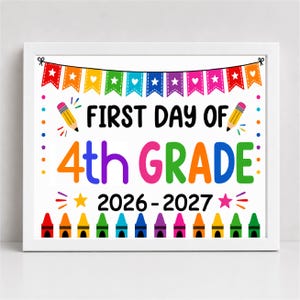 Può includere: Un cartello con cornice bianca che riporta il testo FIRST DAY OF 4th GRADE 2026-2027. Il design include una ghirlanda di bandierine colorate, due matite gialle e una fila di dodici pastelli a cera multicolori in basso su sfondo bianco.