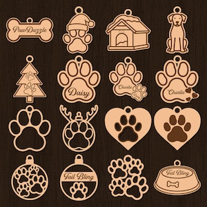 Könnte beinhalten: Eine Sammlung von lasergeschnittenen Holz-Haustieranhängern in verschiedenen Formen, darunter ein Knochen, Pfotenabdrücke, ein Hundehütte, ein Hund, ein Weihnachtsbaum und ein Herz. Einige Anhänger tragen die Namen "Daisy" und "Charlie" sowie die Slogans "Paw Dazzle" und "Tail Bling".