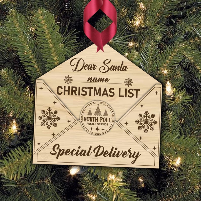 K&ouml;nnte beinhalten: Weihnachtsbaumschmuck aus Holz in Form eines Umschlags mit dem Text "Lieber Weihnachtsmann Name WEIHNACHTSLISTE Sonderzustellung" und einem kleinen Stempel mit der Aufschrift "Nordpol Postdienst".