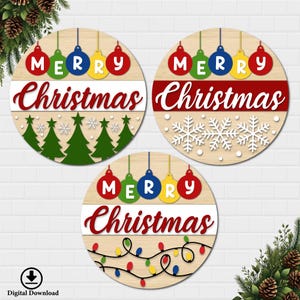 Op de afbeelding: Drie ronde houten borden met de tekst "Merry Christmas" in rode en witte letters. De borden zijn versierd met kleurrijke ornamenten, sneeuwvlokken en kerstverlichting.