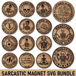 Op de afbeelding: Een verzameling ronde, houten magneten met zwarte gegraveerde ontwerpen en tekst. De magneten bevatten humoristische zinnen en skeletillustraties. De tekst bevat zinnen als "I'm not ignoring, I'm resting" en "My blood type is coffee only."