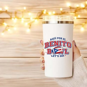 May include: A white tumbler with a silver rim and lid, featuring the text "AQU&Iacute; POR EL BENITO BOWL" and a football design with the Puerto Rican flag. The phrase "LET'S GO!" is also included.