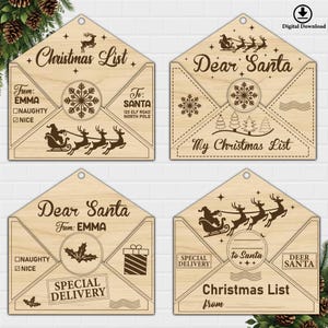 K&ouml;nnte beinhalten: Vier h&ouml;lzerne Weihnachtslisten-Anh&auml;nger mit einem Weihnachtsmann-Motiv. Jeder Anh&auml;nger hat ein anderes Design, darunter eine traditionelle Weihnachtsliste, ein Brief an den Weihnachtsmann und ein Spezialversand-Umschlag. Die Anh&auml;nger sind mit Schneeflocken, Rentieren und anderen festlichen Elementen verziert.