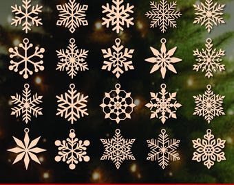 Könnte beinhalten: Eine Sammlung von zwanzig lasergeschnittenen Schneeflocken-Ornamenten aus Holz in verschiedenen Designs. Jedes Ornament hat ein kleines Loch zum Aufhängen. Das Bild enthält den Text "DIGITALER DOWNLOAD" und "SVG - PNG EPS" in einem roten Banner.