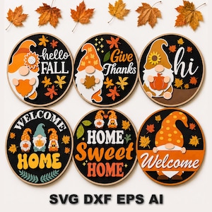 以下が含まれることがあります： hello FALL、Give Thanks、hi、WELCOME HOME、HOME Sweet HOME、Welcomeというテキストと、ノームのイラスト、秋の葉が描かれた6つの円形の木製看板。デザインにはオレンジ、黄色、黒の色が使用されており、SVG DXF EPS AIというテキストが含まれています。