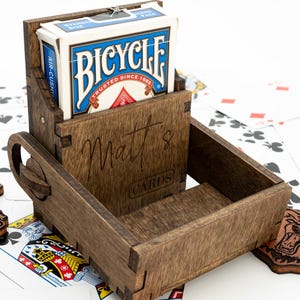 Boîte de jeu de cartes, boîte TCG, boîte découpée au laser, boîte de cartes en bois, boîte de jeu de cartes, cadeau ringard, porte-cartes, boîte de jeu, cadeau pour lui, décoration geek, découpe laser