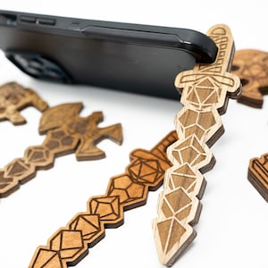 Handyständer - Laserschnittdatei, Würfelschwert, Würfelaxt, Würfelhammer, Lasercut-Dateien, Glowforge-Dateien, D20 SVG