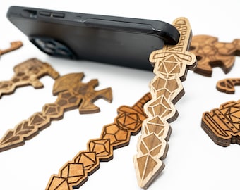 Soporte para teléfono cortado con láser - SOLO archivo de corte láser, Espada de dados, Hacha de dados, Martillo de dados, archivos de corte láser, archivos glowforge, D20 SVG