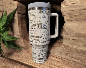 Copo térmico de 1,18 litro (40 oz) com a lista de músicas do Posty gravada a laser, design que envolve toda a superfície.