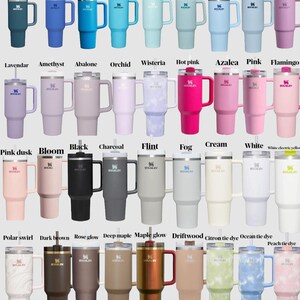 Może przedstawiać: Kolekcja izolowanych kubk&oacute;w marki Stanley w r&oacute;żnych kolorach, w tym czerwonym, pomarańczowym, ż&oacute;łtym, zielonym, niebieskim, r&oacute;żowym i neutralnych odcieniach. Każdy kubek ma uchwyt i słomkę. Logo Stanley jest wyświetlane na dole.