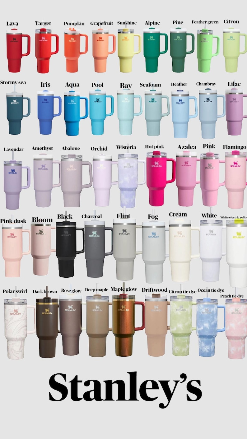 Może przedstawiać: Kolekcja izolowanych kubk&oacute;w marki Stanley w r&oacute;żnych kolorach, w tym czerwonym, pomarańczowym, ż&oacute;łtym, zielonym, niebieskim, r&oacute;żowym i neutralnych odcieniach. Każdy kubek ma uchwyt i słomkę. Logo Stanley jest wyświetlane na dole.