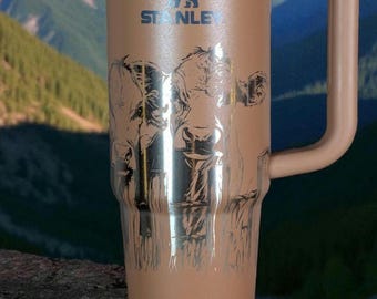 40 uncji i 30 uncji Stanley Quencher Hereford krowa, pokazany kolor tostowy