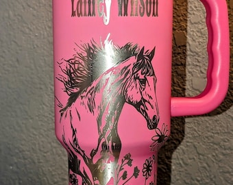 Vaso de 40 oz Lainey Wild Flowers Wild Horses grabado con láser con envoltura completa