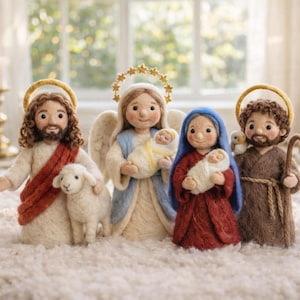 Könnte beinhalten: Eine handgefertigte Krippenszene mit Jesus, Maria, Josef, einem Engel und dem Jesuskind. Die Figuren sind aus weichen, strukturierten Materialien gefertigt und mit Heiligenscheinen versehen. Die Szene umfasst ein Lamm und einen Stab, alles auf einer weißen, flauschigen Oberfläche.