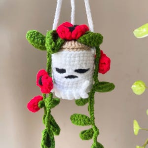 Wzór na szydełkowy kosz z czaszką i makiem – gotycki urok samochodu, wieszak na kwiaty na Halloween, ciemny kwiatowy Amigurumi PDF, upiorny wystrój DIY