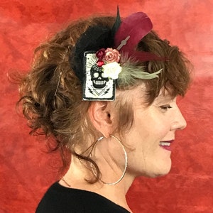Fascinator con carta dei tarocchi di Halloween con teschio di magia oscura in nero, bordeaux e bianco con lancetta dell'orologio e rose Goth Dark Academia Victorian