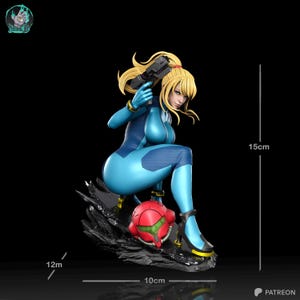 Peut inclure: Figurine détaillée d'un personnage féminin en combinaison bleue et noire, tenant une arme. La figurine mesure 15 cm de haut et repose sur une base noire avec un casque rouge et vert. La base mesure 10 cm de large et 12 cm de profondeur.