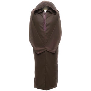 Op de afbeelding: Een bruine gekapte robe met een ritssluiting. De robe heeft lange mouwen en een lange lengte.