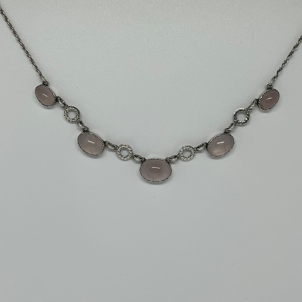 Ancien collier écossais en argent et quartz rose cabochon serti clos dans le dos galets de rivière art déco années 1930