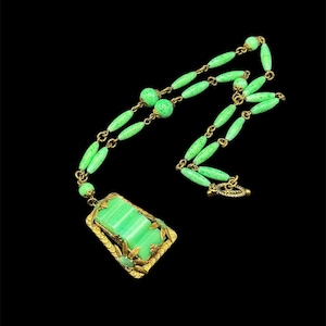 Beautiful vintage 1930s art deco Pekín glass Czech necklace pendant gold tone gilt metal flower cabochon pressed glass