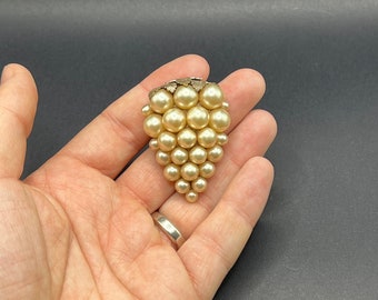 Stunning antique vintage 1940s french ? Pearl dress clip pin brooch leaf motif grapes