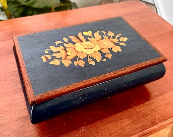 Musical jewelry box with wood inlay from italy