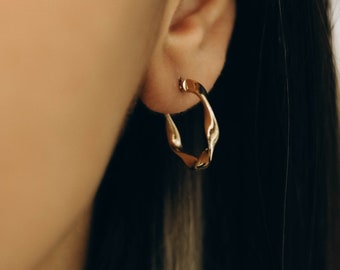 14k Solid Gold Huggie Hoop Ohrringe: Winzige Gold Twist Creolen