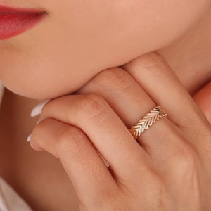 ヘリンボーン エタニティ リング / ローズ ゴールド パターン リング / 14K ゴールド シェブロン リング / シェブロン エタニティ バンド / ヘリンボーン ゴールド リング / 彼女へのギフト