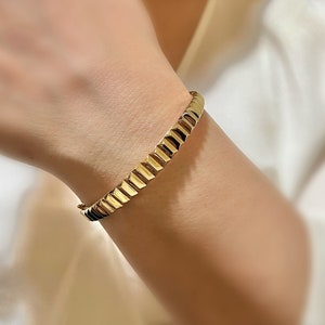 14K Yellow Gold Zig Zag Bangle Bracelet - Solid Gold Jewelry - Gifts for Mom - Mother&#39;s Day Gift - Genuine 14k Gold Bracelet