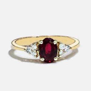 Anel de rubi de ouro / Rubi natural de corte oval de ouro 14K com diamantes de corte redondo ao redor / Presente de formatura de rubi / Anel de pedra do mês de julho