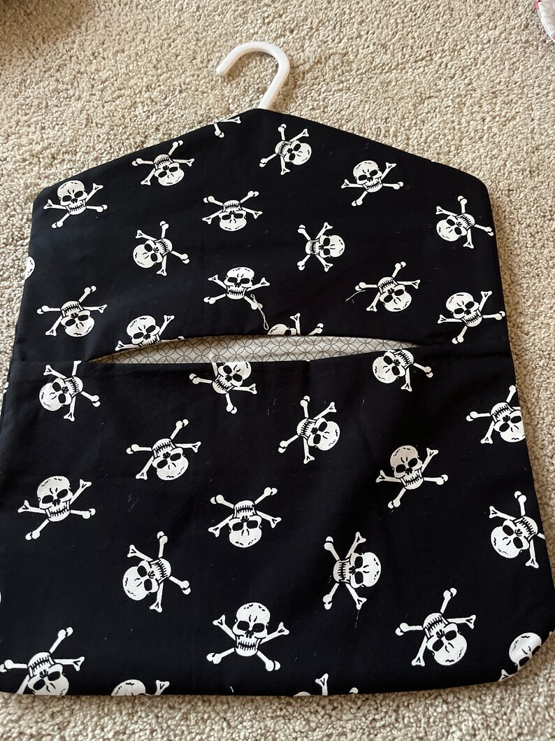 Peg bag with hanger| 100% cotton | Handmade in Uk | Washable | Laundry | Wash Days | Laundry | Spring cleaning| Fully lined | Handmade in UK Skull and crossbones