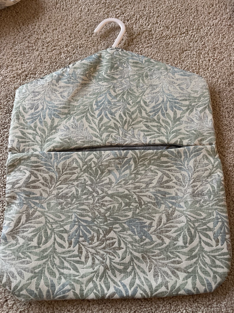 Peg bag with hanger| 100% cotton | Handmade in Uk | Washable | Laundry | Wash Days | Laundry | Spring cleaning| Fully lined | Handmade in UK Green leaf