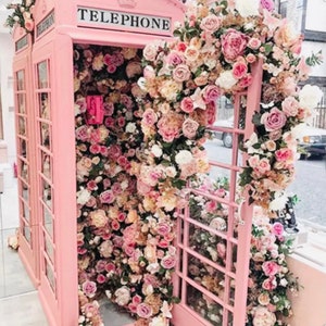 Malen nach Zahlen der Pinken Telefonzelle mit Blumen