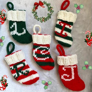 Padrão de tricô para mini meias de Natal - Meias com letras iniciais de monograma - Padrão de tricô personalizado - Meia de Natal pequena