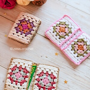 Puede incluir: Tres fundas de ganchillo de granny square para libros o diarios. Las fundas est&aacute;n hechas con hilo blanco y presentan un dise&ntilde;o de granny square colorido en tonos de rosa, verde, naranja y morado. Las fundas est&aacute;n bordeadas con un ribete dorado.