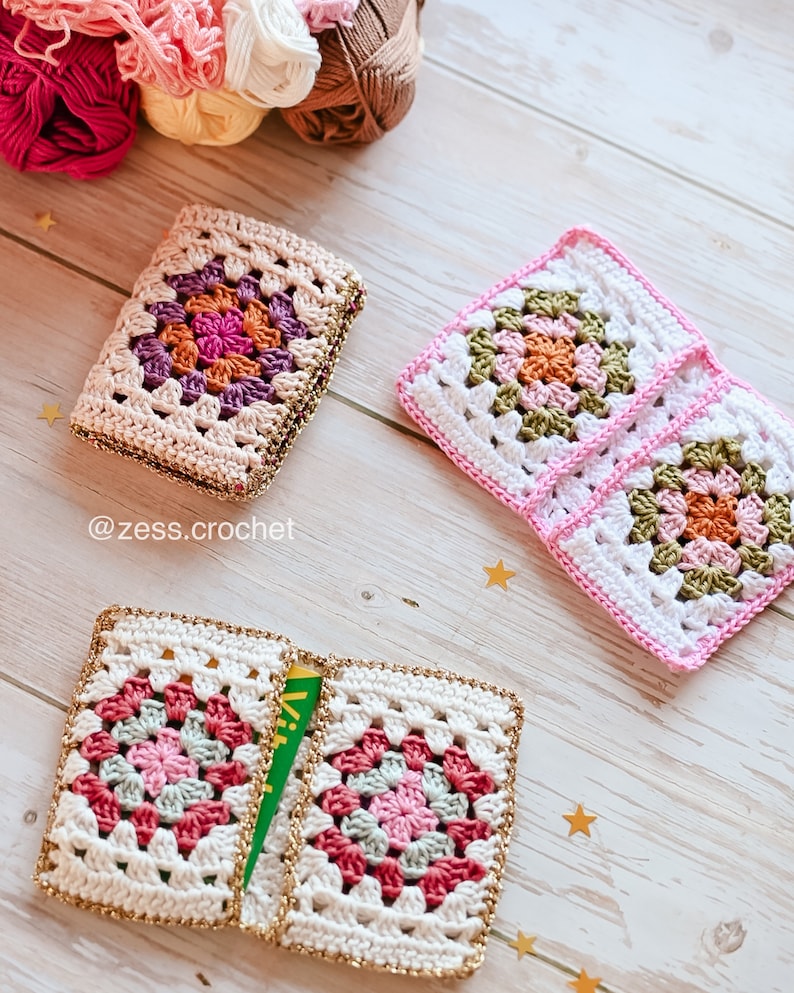 Puede incluir: Tres fundas de ganchillo de granny square para libros o diarios. Las fundas est&aacute;n hechas con hilo blanco y presentan un dise&ntilde;o de granny square colorido en tonos de rosa, verde, naranja y morado. Las fundas est&aacute;n bordeadas con un ribete dorado.