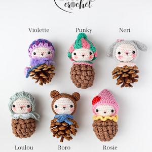 Puede incluir: Seis muñecas de ganchillo hechas a mano, cada una con un sombrero y una expresión facial únicos, unidas a piñas. Las muñecas se llaman Violette, Punky, Neri, Loulou, Boro y Rosie. La imagen incluye el texto "zess crochet".